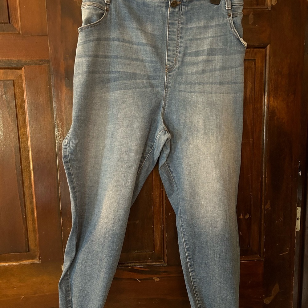 Terra & Sky pull on women’s ankle jeans. Size 4x (28-30W)